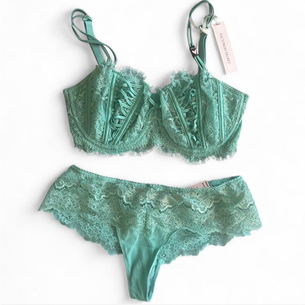 Flash Sale! 🎉 Victoria’s Secret Dream Angels Pushup without padding lingerie set